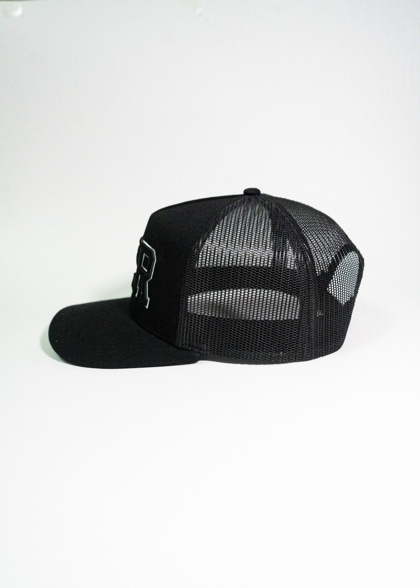 OUTLINE TRUCKER CAP - BLACK/WHITE